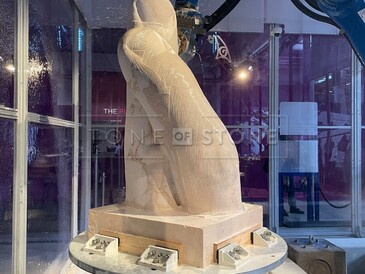 Úprava přírodního kamene strojem. Autor fotografie - zakázkové kamenictví TONE OF STONE.