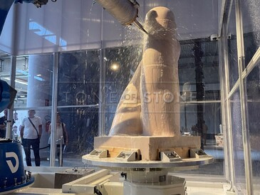 Opracování přírodního kamene strojem. Autor fotografie - zakázkové kamenictví TONE OF STONE.