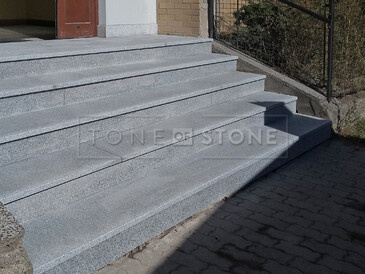 Realizace schodů v Třeboni z přírodní žuly. Zakázkové kamenictví TONE OF STONE Realizace schodů v Třeboni z přírodní žuly. Zakázkové kamenictví TONE OF STONE