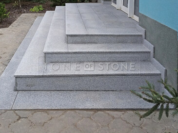 Realizace schodů v Třeboni z přírodní žuly. Zakázkové kamenictví TONE OF STONE