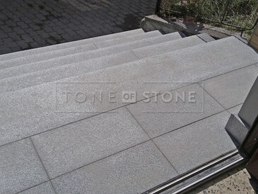 Realizace schodů v Třeboni z přírodní žuly. Zakázkové kamenictví TONE OF STONE Realizace schodů v Třeboni z přírodní žuly. Zakázkové kamenictví TONE OF STONE