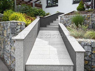 Realizace schodiště z přírodního kamene Padang Crystal. Zakázkové kamenictví TONE OF STONE