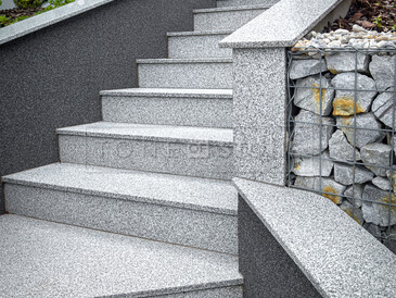 Realizace schodiště z přírodního kamene Padang Crystal. Zakázkové kamenictví TONE OF STONE