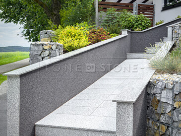 Realizace schodiště z přírodního kamene Padang Crystal. Zakázkové kamenictví TONE OF STONE