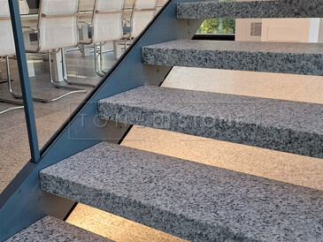 Interiérové schody z přírodního kamene v kancelářských prostorech. Zakázkové kamenictví TONE OF STONE