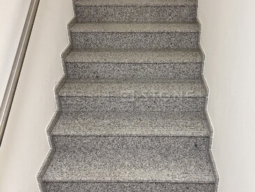 Interiérová dlažba a obklad chodeb a schodiště z přírodního kamene. Zakázkové kamenictví TONE OF STONE