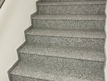 Interiérová dlažba a obklad chodeb a schodiště z přírodního kamene. Zakázkové kamenictví TONE OF STONE