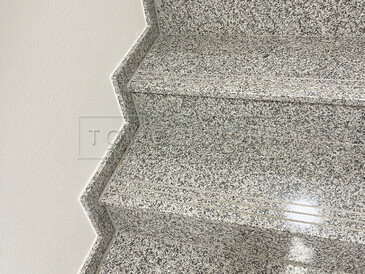 Interiérová dlažba a obklad chodeb a schodiště z přírodního kamene. Zakázkové kamenictví TONE OF STONE