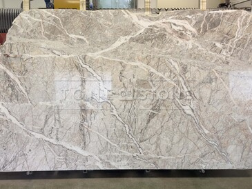 Deska z přírodního mramoru Fior di Pesco s jemným žilkováním. Zakázkové kamenictví TONE OF STONE Deska z přírodního mramoru Fior di Pesco s jemným žilkováním. Zakázkové kamenictví TONE OF STONE