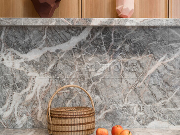 obklad stěny v kuchyni z mramoru Fior di Pesco
