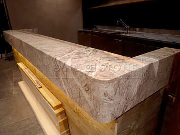 Kamenný bar z exkluzivního přírodního mramoru Fior di Pesco.  Zakázkové kamenictví TONE OF STONE.