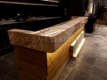 Mramorový bar v centru Prahy. Přírodní kámen Fior di Pesco.  Zakázkové kamenictví TONE OF STONE. Mramorový bar v centru Prahy. Přírodní kámen Fior di Pesco.  Zakázkové kamenictví TONE OF STONE.