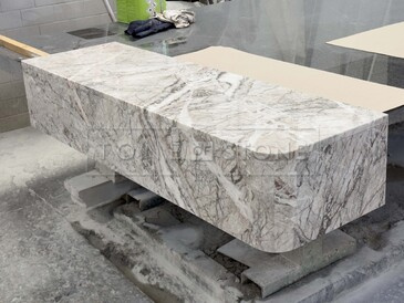 Exkluzivní mramor Fior di Pesco - příprava na dílně.  Zakázkové kamenictví TONE OF STONE. Exkluzivní mramor Fior di Pesco - příprava na dílně.  Zakázkové kamenictví TONE OF STONE.