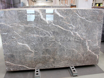 Italský mramor Fior di Pesco, charakteristický jemným šedým zbarvením a žilkováním. Zakázkové kamenictví TONE OF STONE Italský mramor Fior di Pesco, charakteristický jemným šedým zbarvením a žilkováním. Zakázkové kamenictví TONE OF STONE