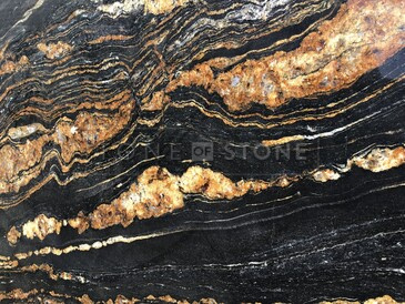 Detail kresby zlatého žilkování žuly Magma Black
