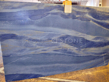 Azul Macaubas je přírodní kvarcit s typicky modrou kresbou připomínající vodní hladinu. Zakázkové kamenictví TONE OF STONE