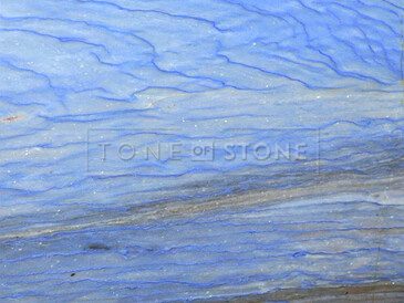 Detail na světle modrou kresbu kvarcitu Azul Macaubas. Zakázkové kamenictví TONE OF STONE