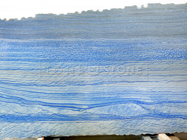 Modrý kvarcit Azul Macaubas charakteristický svou kresbou připomínající oblohu nebo vodní plochu. Zakázkové kamenictví TONE OF STONE