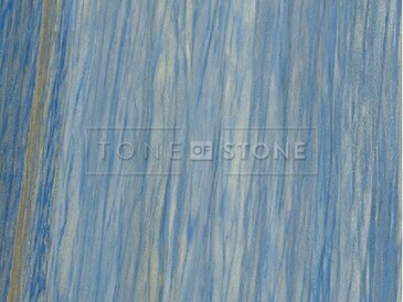 Vertikální pohled na modrý kvarcit Azul Macaubas se svou typickou kresbou. Zakázkové kamenictví TONE OF STONE