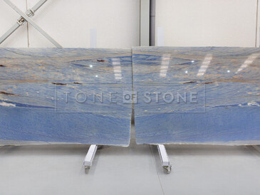 Sesazení kamenných desek technikou bookmatch je ideální pro kamenný obklad stěny. Kvarcit Azul Macaubas je oblíbený pro svou modrou kresbu připomínající např. vodní hladinu, nebe. Zakázkové kamenictví TONE OF STONE