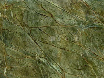 Zelená mramorová deska Rain Forest Green s charakteristickým žilkováním. Zakázková výroba TONE OF STONE