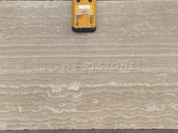 Deska přírodního kamene Travertino Romano Classico. Zakázkové kamenictví TONE OF STONE