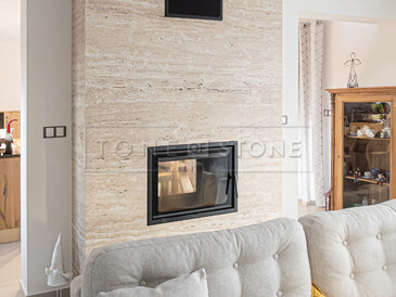Obkladu krbu z přírodního kamene Travertino Romano Classico. Zakázkové kamenictví TONE OF STONE Obkladu krbu z přírodního kamene Travertino Romano Classico. Zakázkové kamenictví TONE OF STONE