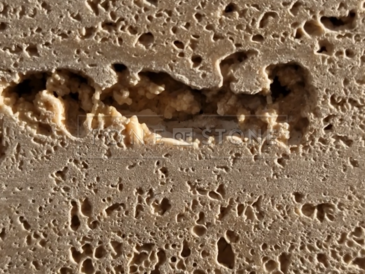 Detail skuliny na neošetřeném travertinu. Foceno v exteriéru při intenzivním slunci. Zakázkové kamenictví TONE OF STONE