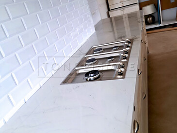 Kuchyňská deska z přírodního kvarcitu. Zakázkové kamenictví TONE OF STONE.