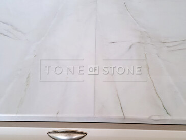 Detail napojení desek přírodního kamene. Zakázkové kamenictví TONE OF STONE.