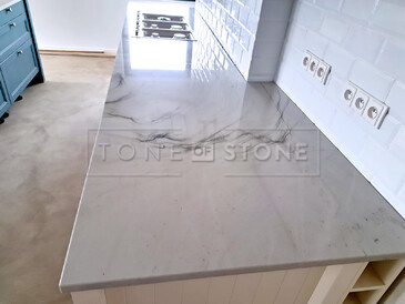 Kuchyňská pracovní deska z kvarcitu White Quartzite. Zakázkové kamenictví TONE OF STONE.