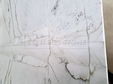 Desky byly napojeny zrcadlově tak, aby vytvářely unikátní obrazec. Takovému napojení se říká skládání do knihy nebo také bookmatch. Zakázkové kamenictví TONE OF STONE.