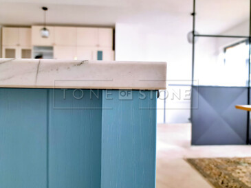 Kvarcit na kuchyňské lince. Zakázkové kamenictví TONE OF STONE.