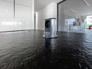 Zásuvka v kuchyňské pracovní desce ze žuly Nero Assoluto Zimbabwe. Zakázkové kamenictví TONE OF STONE.