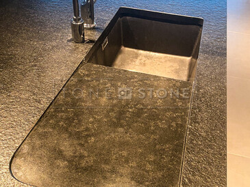 Kamenný dřez z černé žuly v kuchyňské pracovní desce z přírodního kamene - žula Nero Assoluto Zimbabwe. Zakázkové kamenictví TONE OF STONE.