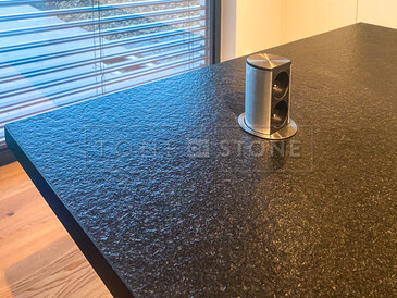 Praktická zásuvka na kuchyňském ostrůvku - Kuchyňská pracovní deska z přírodního kamene - žula Nero Assoluto Zimbabwe. Zakázkové kamenictví TONE OF STONE.