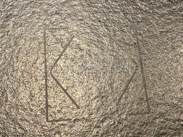 Dotyková plocha na kameni k ovládání osvětlení. Detail kuchyňské pracovní desky z přírodního kamene - žula Nero Assoluto Zimbabwe. Zakázkové kamenictví TONE OF STONE.