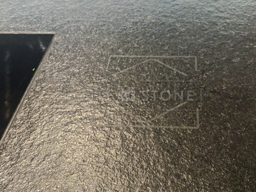 Detail kuchyňské pracovní desky z přírodního kamene - žula Nero Assoluto Zimbabwe. Zakázkové kamenictví TONE OF STONE. Detail kuchyňské pracovní desky z přírodního kamene - žula Nero Assoluto Zimbabwe. Zakázkové kamenictví TONE OF STONE.