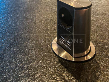 Detail zásuvky zabudované v kuchyňské pracovní desce z přírodního kamene - žula Nero Assoluto Zimbabwe. Zakázkové kamenictví TONE OF STONE.