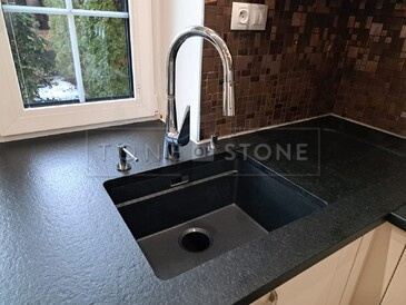 Kuchyňská pracovní deska z přírodního kamene Nero Assoluto Zimbabwe. Kamenictví TONE OF STONE