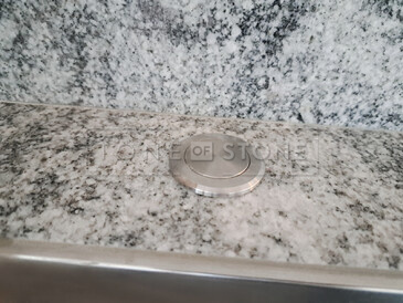 Kuchyňská pracovní deska z přírodní žuly Viscount White. Zakázkové kamenictví TONE OF STONE