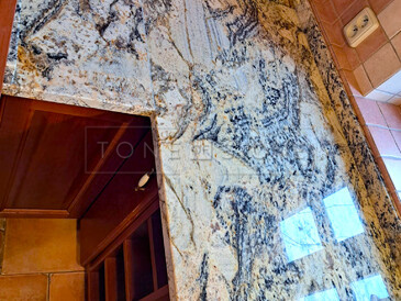 Kuchyně s přírodní žulou Torpedo Gold.