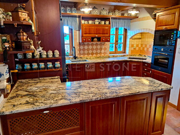 Kuchyně s přírodní žulou Torpedo Gold.