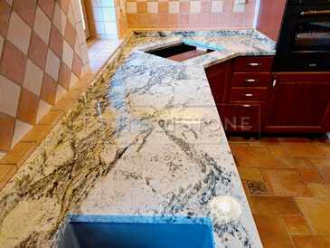 Kuchyně s přírodní žulou Torpedo Gold.