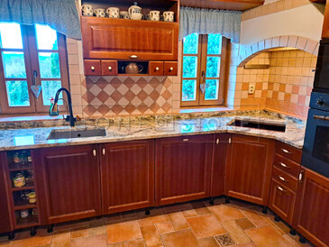 Kuchyně s přírodní žulou Torpedo Gold.