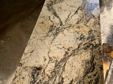 Kuchyně s přírodní žulou Torpedo Gold.