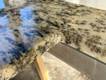 Kuchyně s přírodní žulou Torpedo Gold.