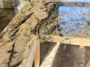 Kuchyně s přírodní žulou Torpedo Gold.