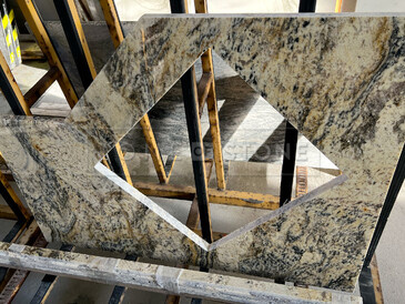 Kuchyně s přírodní žulou Torpedo Gold.