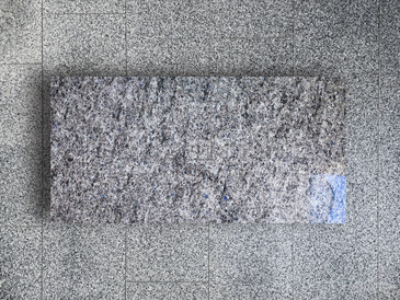 Přírodní kámen Blue Eyes - vrchní pohled na jídelní stůl. Zakázkové kamenictví TONE OF STONE.